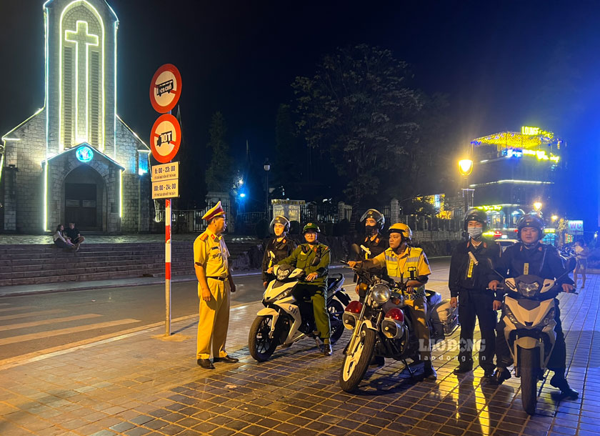 Đại tá Phạm Gia Chiến, Trưởng Phòng Cảnh sát giao thông - Công an tỉnh Lào Cai chỉ đạo các lực lượng phối hợp thực hiện tuần tra, kiểm soát và xử lý vi phạm trật tự, an toàn giao thông trên địa bàn thị xã Sa Pa dịp nghỉ lễ 30.4 - 1.5.