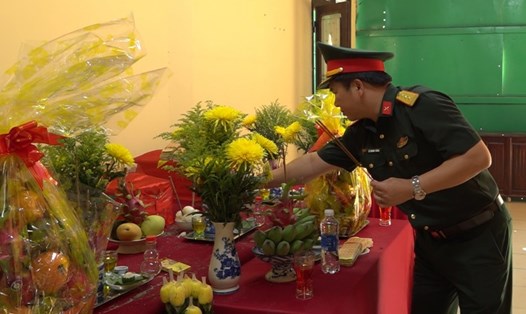 Lãnh đạo Bộ Chỉ huy Quân sự tỉnh Quảng Trị dâng hương lên các hài cốt liệt sĩ. Ảnh: Bộ CHQS tỉnh Quảng Trị