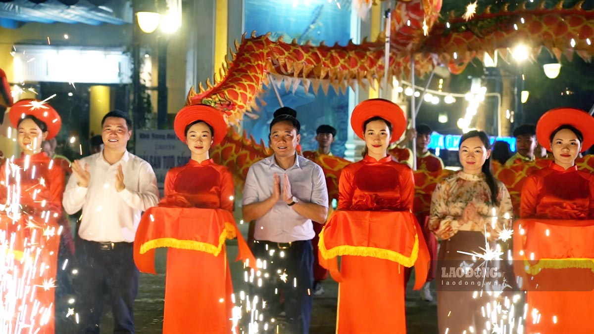 Các đại biểu cắt băng khai trương phố đi bộ, ẩm thực Bãi Cháy. Ảnh: Đoàn Hưng