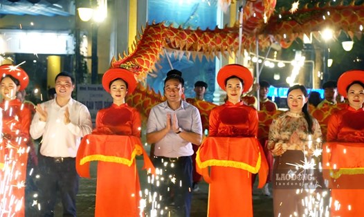 Các đại biểu cắt băng khai trương phố đi bộ, ẩm thực Bãi Cháy. Ảnh: Đoàn Hưng