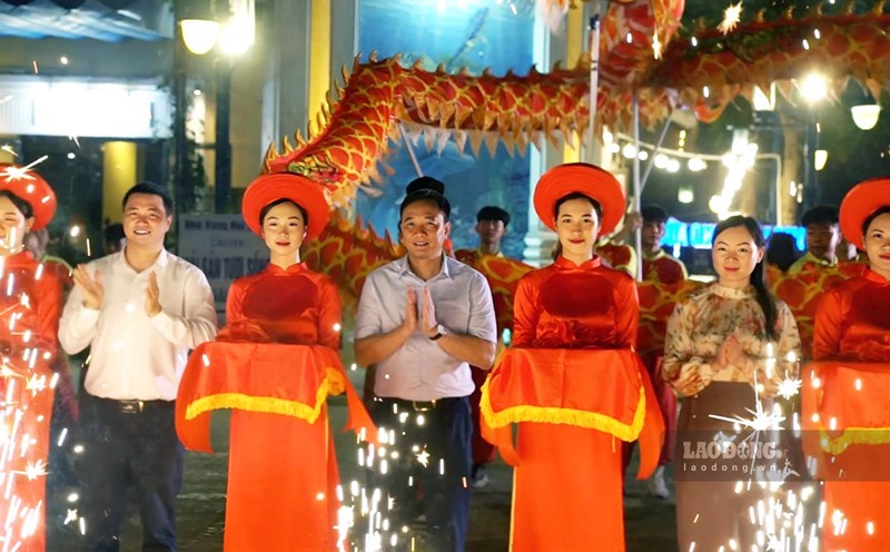 Các đại biểu cắt băng khai trương phố đi bộ, ẩm thực Bãi Cháy. Ảnh: Đoàn Hưng