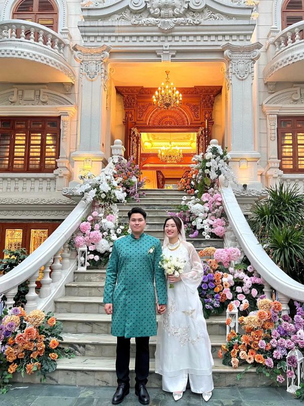 Việt Hương rạng rỡ bên chồng sắp cưới. Ảnh: Nhân vật cung cấp
