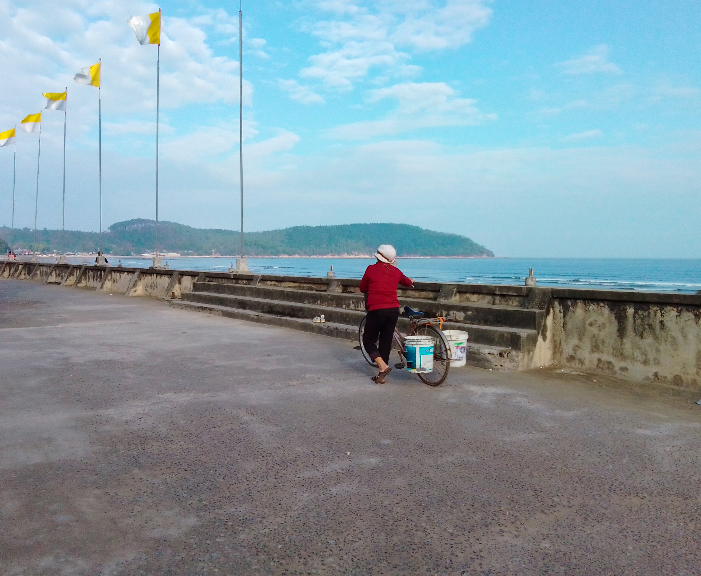 Đường bờ biển Hải Thanh có chiều dài 4,2km, trải dài từ mũi cho đến chân núi Du Xuyên, sóng vỗ dọc theo những làng chài yên bình. Bãi biển này chưa có nhiều hoạt động vui chơi, du khách có thể tắm biển, dạo bộ trên bãi cát ngắm bình minh, hoàng hôn. Lưu ý khi tắm biển không nên bơi ra xa, qua khu vực cảnh báo để đảm bảo an toàn.