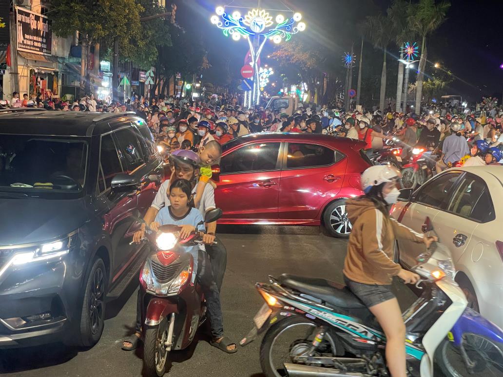 Tối 27.4, hàng ngàn người đổ về phố đi bộ Bạch Đằng ven sông Sài Gòn ở phường Phú Cường, thành phố Thủ Dầu Một, Bình Dương.