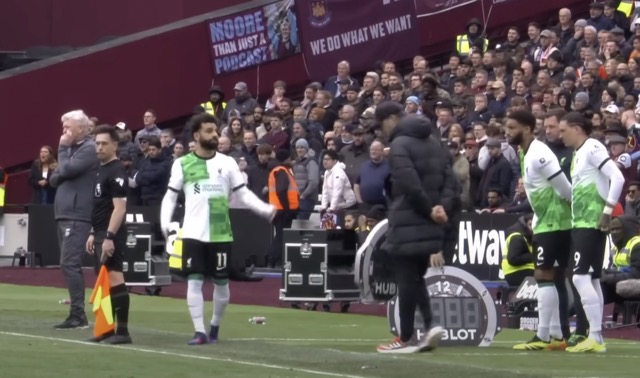 Salah tranh cãi gay gắt với huấn luyện viên Klopp ở trận Liverpool gặp West Ham. Ảnh cắt từ video