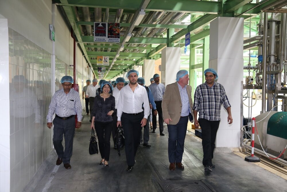Các chuyên gia của Tập đoàn GEA thăm nhà máy nước giải khát của Tân Hiệp Phát. Ảnh: Tân  Hiệp Phát