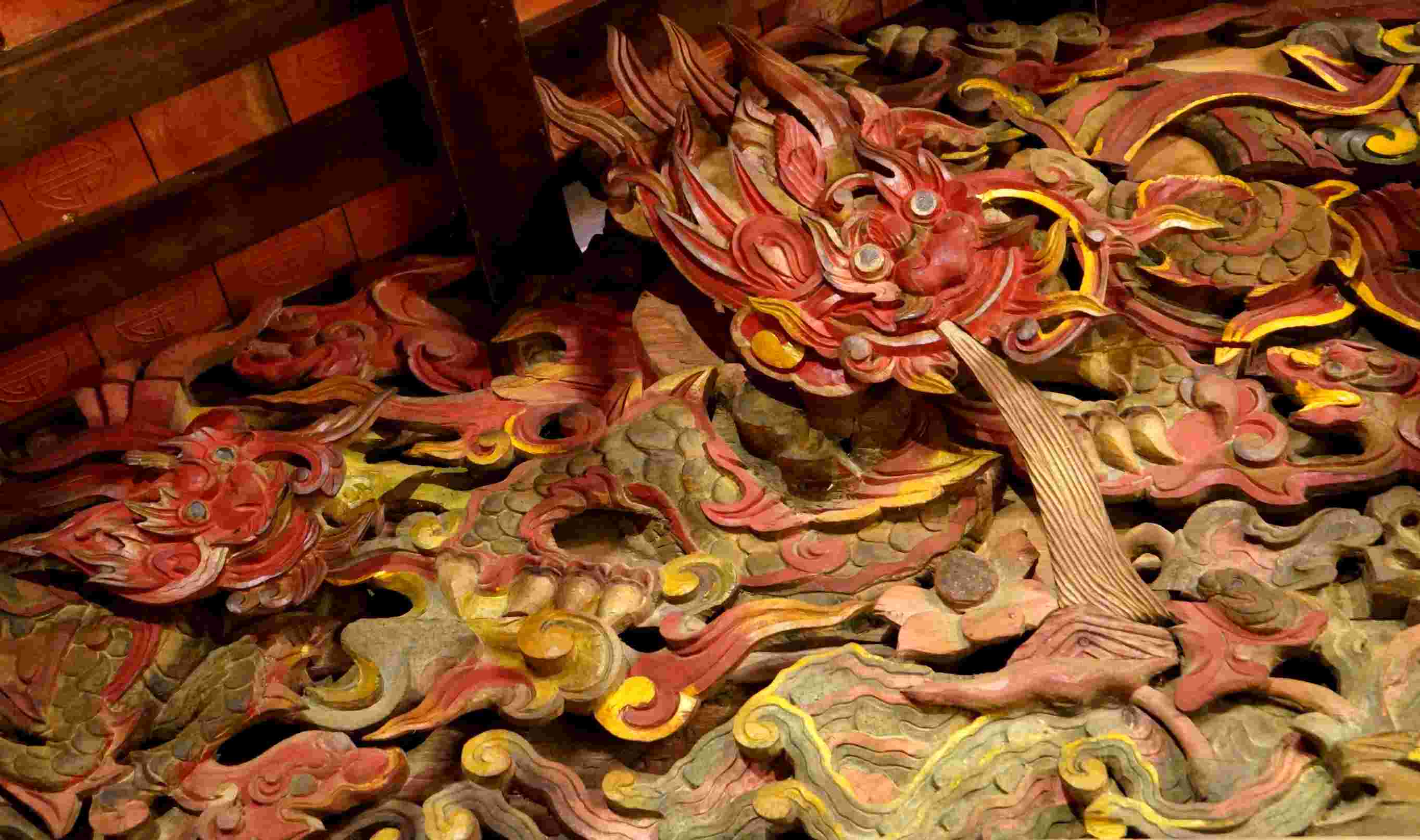 Kiến trúc chạm khắc độc đáo lấy hình tượng rồng làm chủ đạo tại chùa Mỹ Cụ. 