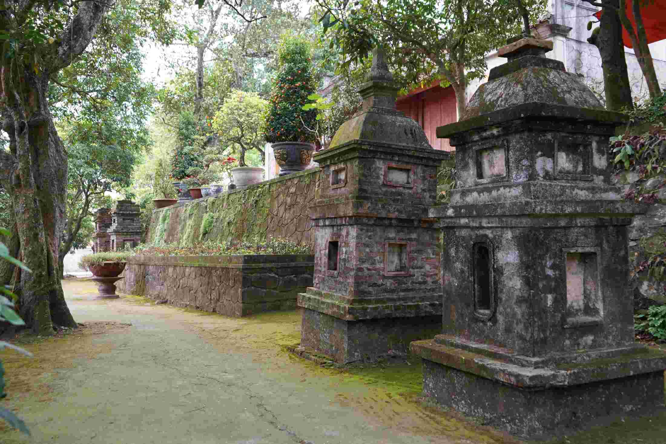 Trong khuôn viên chùa có nhiều tháp cổ rêu phong, khẳng định rằng chùa Mỹ Cụ có nhiều đời các bậc cao tăng trụ trì. 