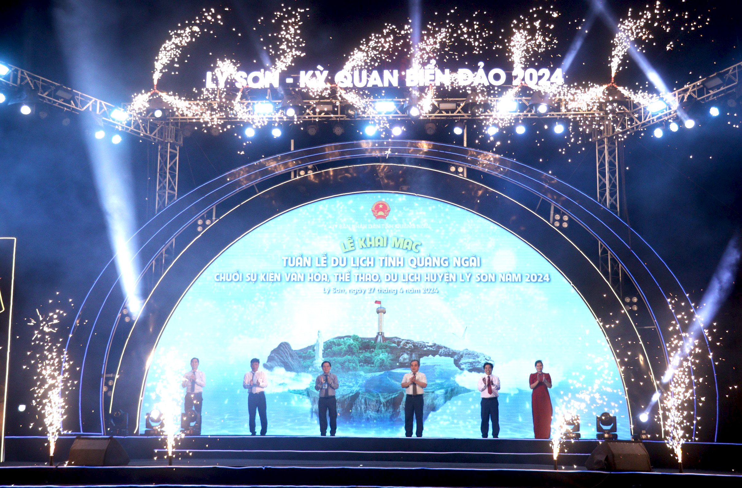 Lãnh đạo tỉnh Quảng Ngãi và huyện Lý Sơn thực hiện nghi thức khai mạc Tuần lễ Du lịch Quảng Ngãi và Chuỗi sự kiện văn hóa, thể thao, du lịch huyện Lý Sơn.