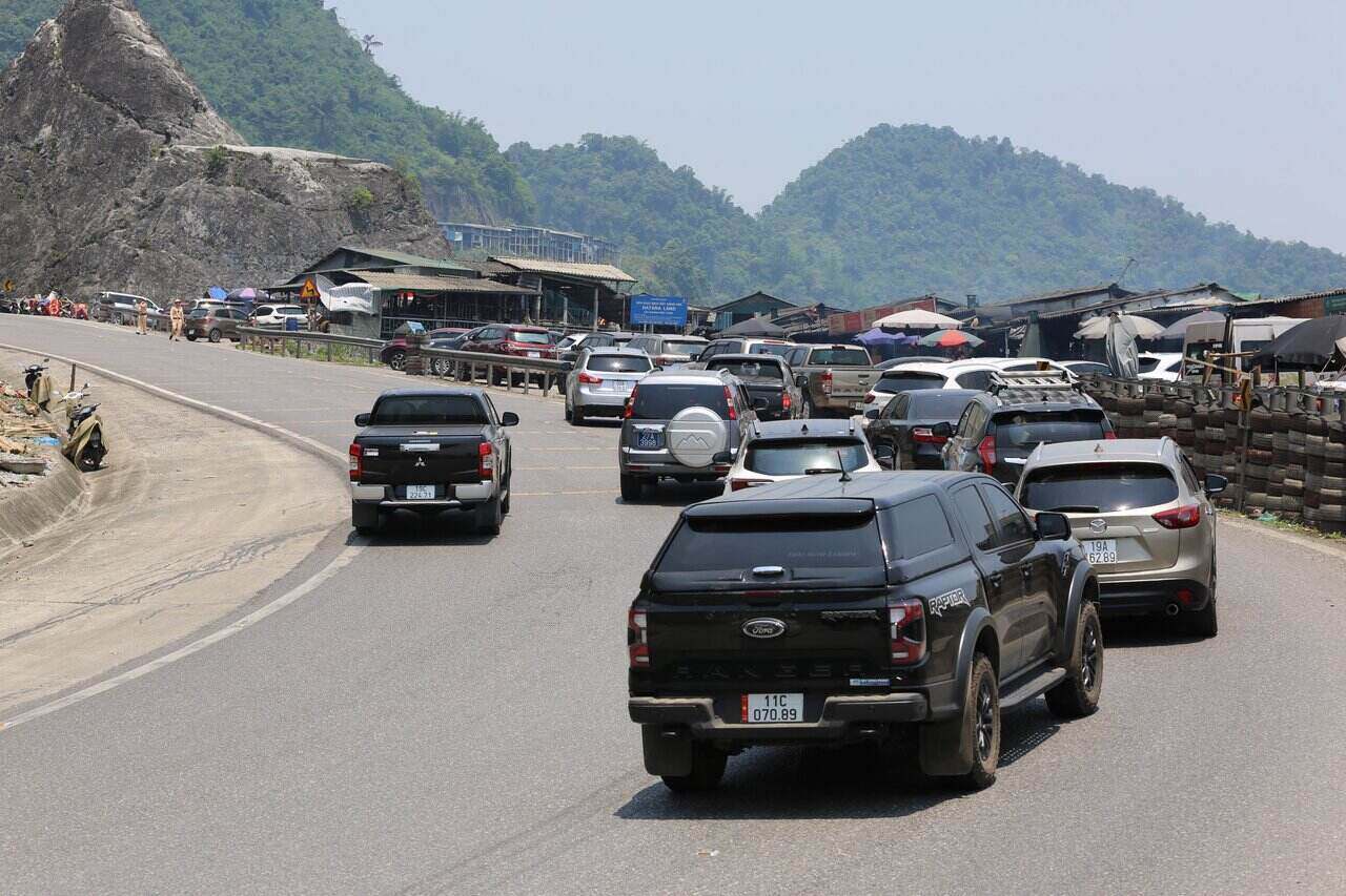 Lượng phương tiện trên Quốc lộ 6 tăng mạnh. Ảnh: Minh Nguyễn