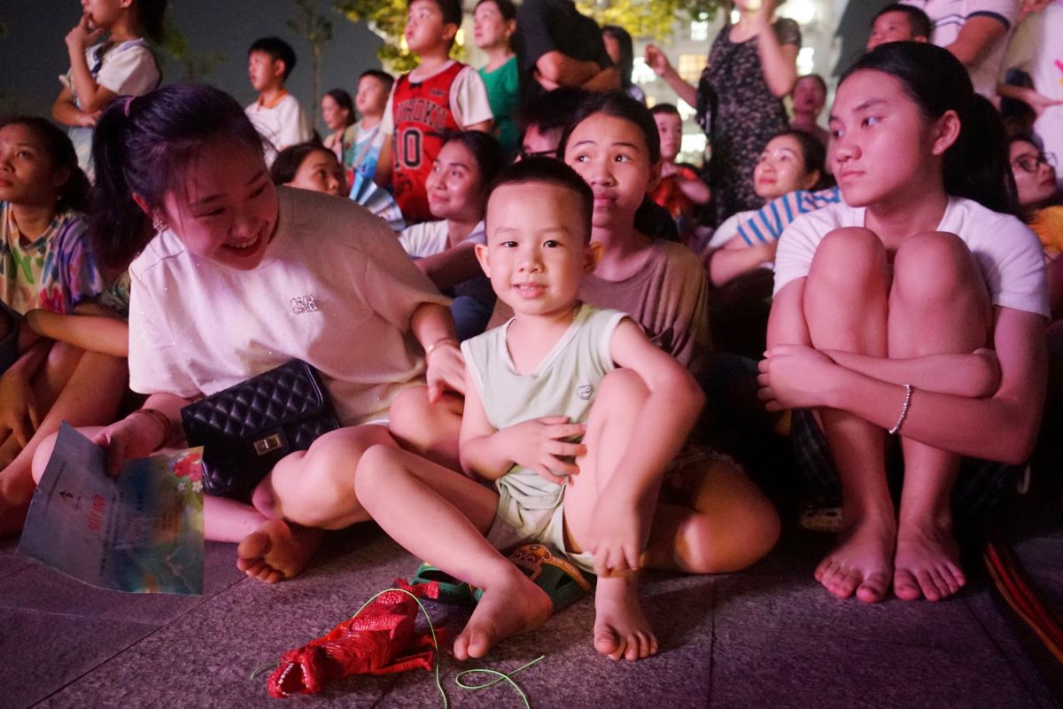 Nhiều trẻ nhỏ tỏ ra hứng khởi khi cùng gia đình tham dự Lễ khai mạc du lịch biển Sầm Sơn năm 2024. Ảnh: Quách Du