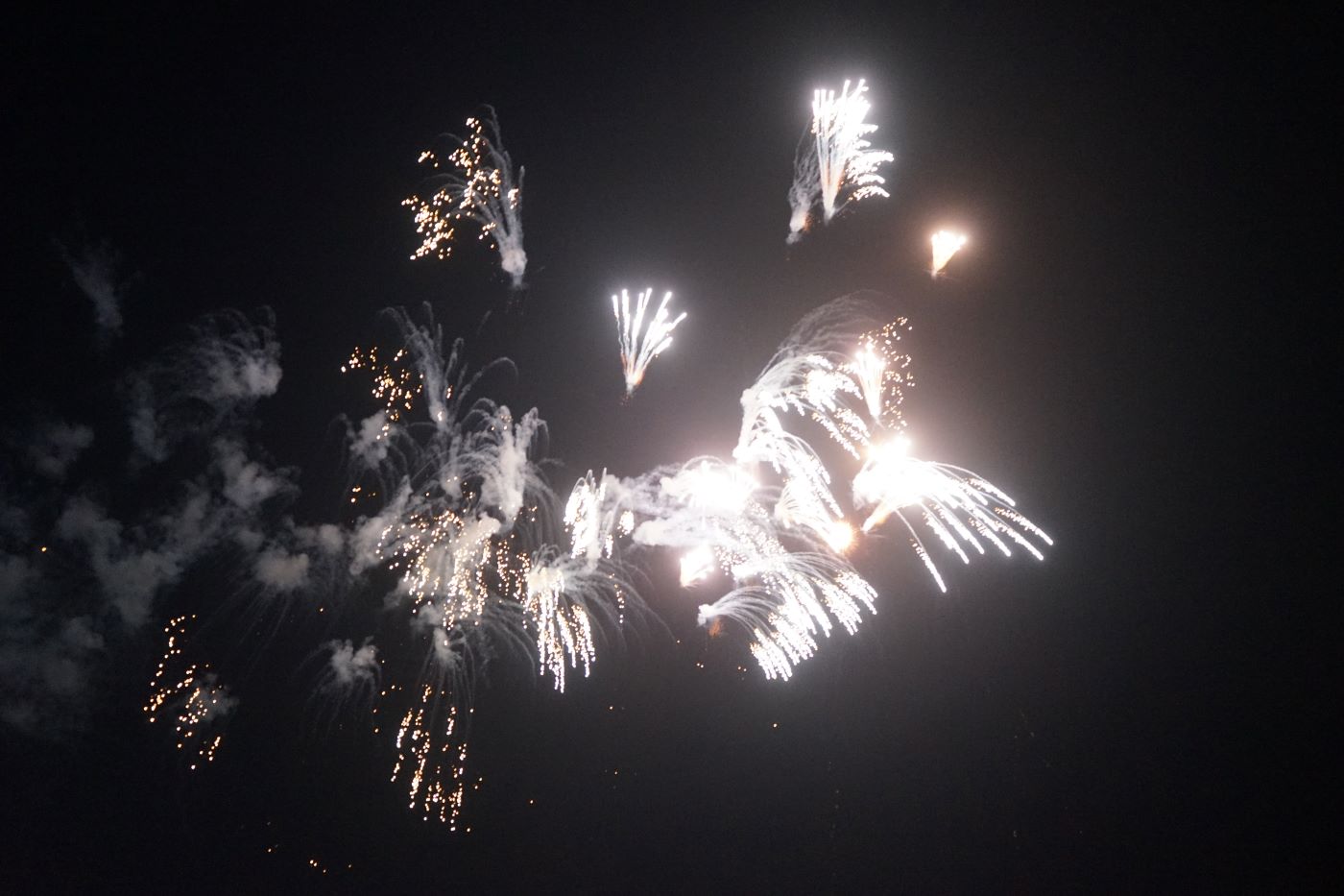 Màn pháo hoa rực sáng trên bờ biển Sầm Sơn trong đêm khai mạc lễ hội. Ảnh: Quách Du