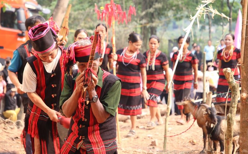 Lễ chính của Lễ hội Ariêu piing, những người dân mang trang phục truyền thống nổi chiêng, trống và nhạc. Ảnh: Hưng Thơ.