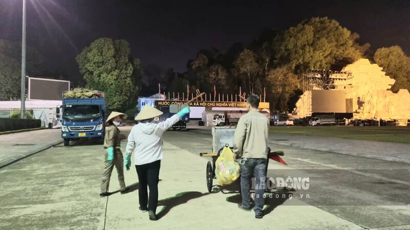 Các công nhân vệ sinh khu vực quảng trường tại TP Tuyên Quang. Ảnh: Lam Thanh