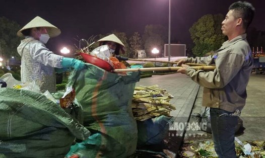 Công nhân vệ sinh môi trường làm việc xuyên đêm. Ảnh: Lam Thanh