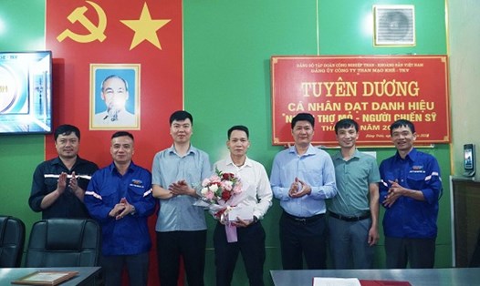 Thợ mỏ Dương Văn Tập (đứng giữa) được Công ty Than Mạo Khê vinh danh "Người thợ mỏ - Người chiến sĩ". Ảnh: CĐ TKV