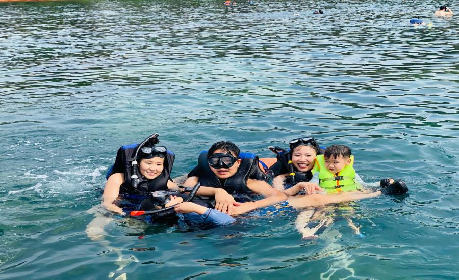 Du khách thích thú với các hoạt động trải nghiệm ở Phú Quốc. Ảnh: Xuân Nhi