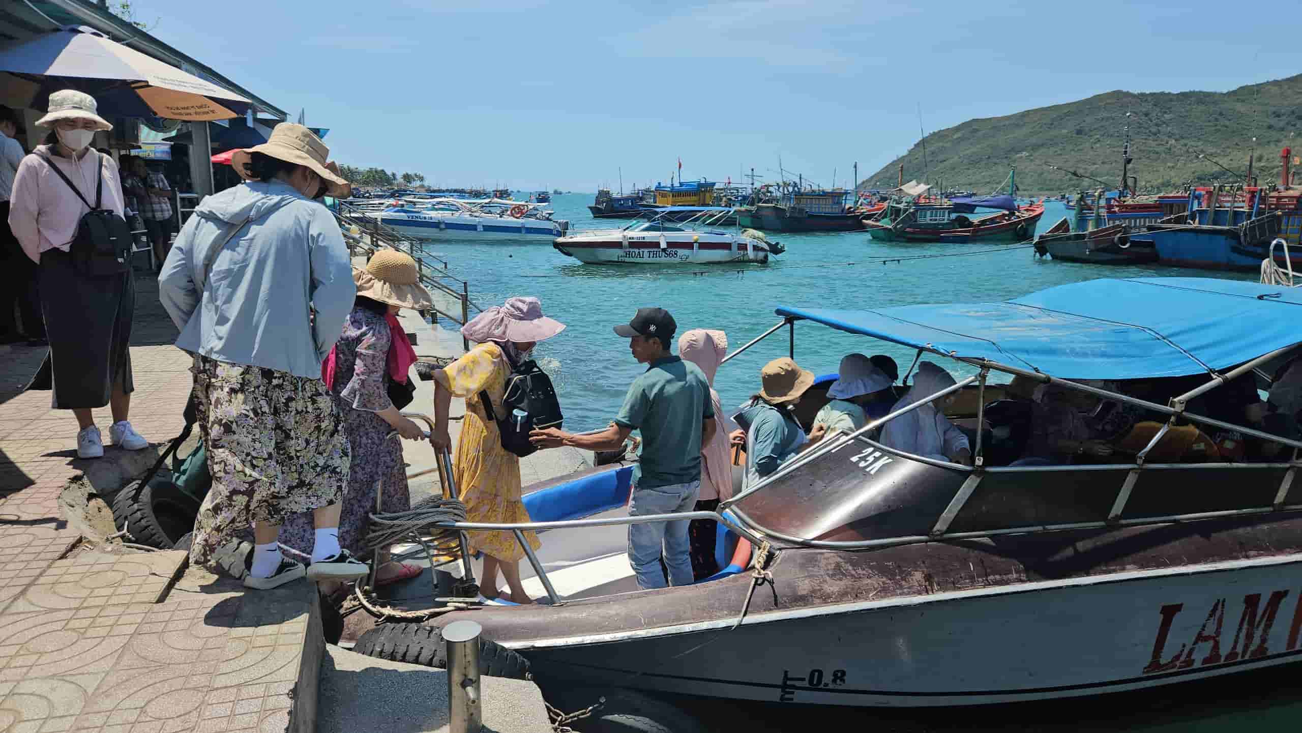 Các tour biển, đảo hứa hẹn hút khách du lịch trong mùa hè này. Ảnh: Hữu Long