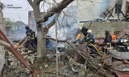 Đám cháy sau cuộc không kích của Nga ở Derhachi, Kharkiv, Ukraina. Ảnh: AFP