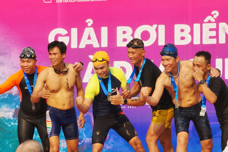 Các vận động viên hào hứng khi tham dự giải bơi tại biển Đà Nẵng. Ảnh: Thùy Trang