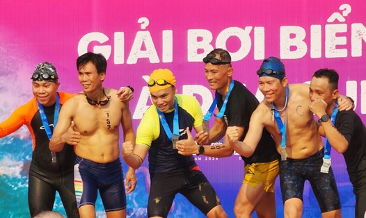 Các vận động viên hào hứng khi tham dự giải bơi tại biển Đà Nẵng. Ảnh: Thùy Trang