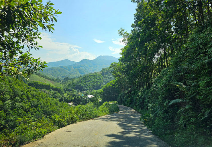 Đường đến một thôn của xã Bảo Ái, huyện Yên Bình, tỉnh Yên Bái. Ảnh: Bảo Nguyên