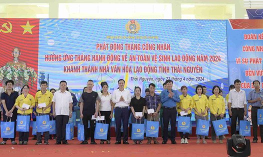 Lãnh đạo Tổng LĐLĐVN và tỉnh Thái Nguyên tặng quà đoàn viên tại lễ phát động Tháng Công nhân 2024. Ảnh: CĐ Thái Nguyên