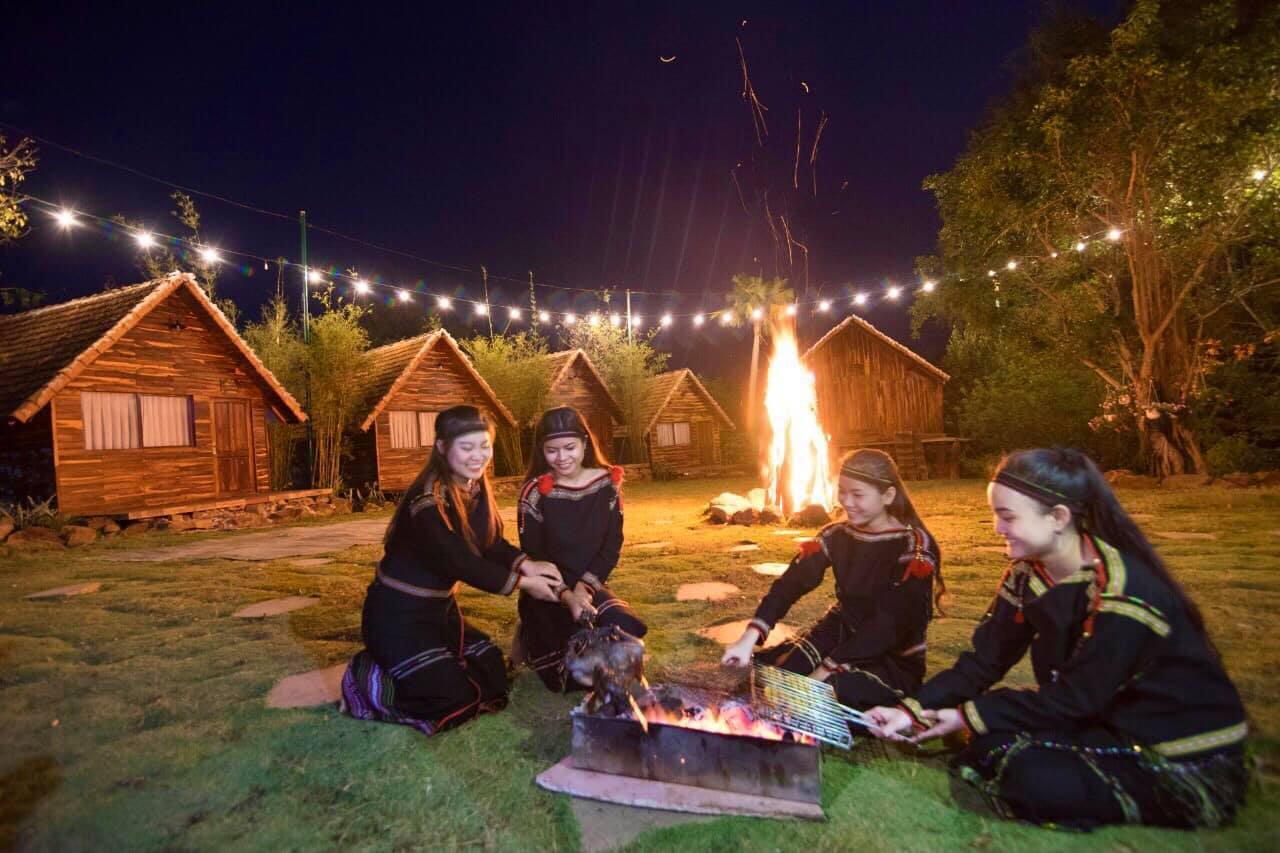 Đốt lửa trại, cảm nhận văn hóa của người Ê Đê tại khu du lịch Troh Bư. Ảnh: A.Mừng