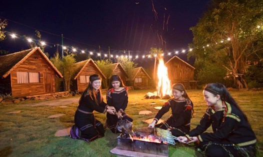 Đốt lửa trại, cảm nhận văn hóa của người Ê Đê tại khu du lịch Troh Bư. Ảnh: A.Mừng