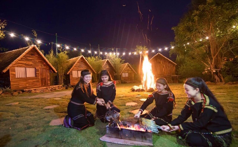 Đốt lửa trại, cảm nhận văn hóa của người Ê Đê tại khu du lịch Troh Bư. Ảnh: A.Mừng