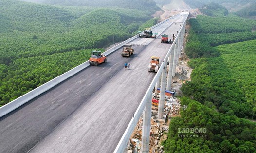 Dự án cao tốc đoạn Diễn Châu - Bãi Vọt (cao tốc Bắc Nam) có tổng mức đầu tư 11.157,82 tỉ đồng theo hình thức đối tác công tư (PPP), chiều dài 49,3km, đi qua 2 tỉnh Nghệ An (44,4km), Hà Tĩnh (4,9km). Ảnh: Quang Đại