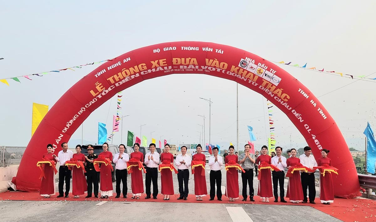 Phó Thủ tướng Chính phủ Trần Hồng Hà và các đại biểu cắt băng thông xe và đưa vào sử dụng đoạn cao tốc Diễn Châu - Bãi Vọt. Ảnh : Quang Đại