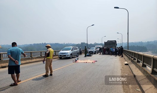 Tai nạn giao thông xảy ra tại cầu Đồng Quang sáng 28.4 khiến 1 người tử vong. Ảnh: Tô Công.