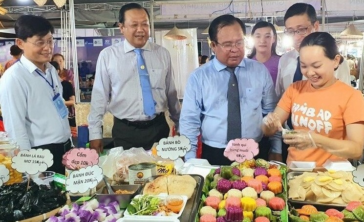Phó chủ tịch UBND tỉnh Cà Mau Nguyễn Minh Luân (người thứ 3 từ trái sang) tham quan gian hàng bán bánh dân gian. Ảnh: Nhật Hồ