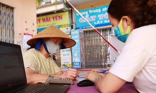 Người dân tại Hà Nội lĩnh lương hưu, trợ cấp BHXH. Ảnh: Hải Nguyễn