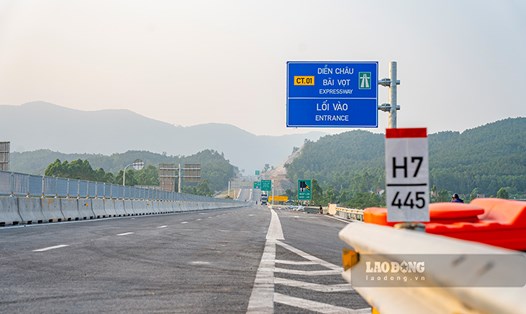 Chiều 28.4, cao tốc Diễn Châu - Bãi Vọt sẽ thông xe khoảng 30km, đoạn từ nút giao Quốc lộ 7 đến nút giao Quốc lộ 46B (xã Hưng Tây, huyện Hưng Nguyên) tại Nghệ An. Ảnh: Phạm Thông