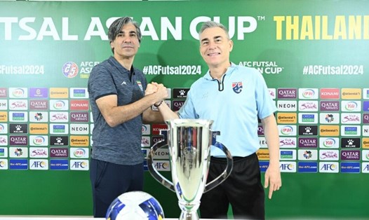 Huấn luyện viên Shamsaee (trái) của và Miguel Rodrigo đều đặt quyết tâm rất cao dẫn dắt đội nhà đến ngôi vô địch. Ảnh: AFC