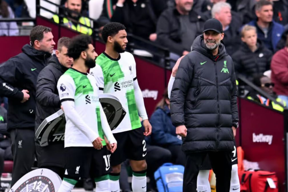 Ngày Liverpool giương cờ trắng trong cuộc đua vô địch Premier League là ngày Klopp và Salah đã cãi nhau. Ảnh: The Athletic