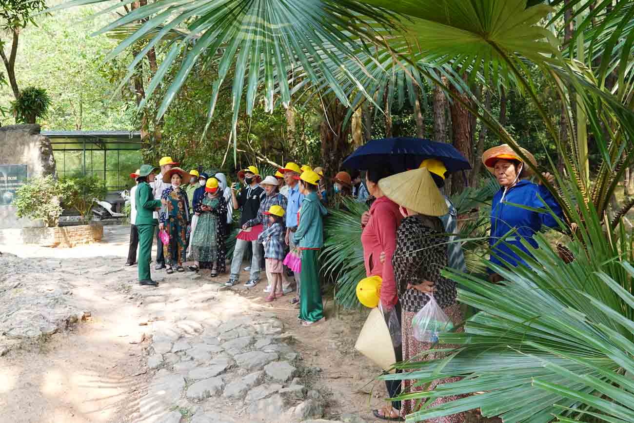 Đoàn khách nghe hướng dẫn viên giới thiệu về Di tích Ngã ba Đồng Lộc. Ảnh: Trần Tuấn.