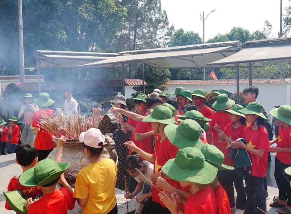 Đoàn học sinh đến tham quan, dâng hương tại Di tích Ngã ba Đồng Lộc. Ảnh: Trần Tuấn.