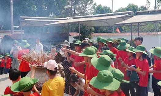 Đoàn học sinh đến tham quan, dâng hương tại Di tích Ngã ba Đồng Lộc. Ảnh: Trần Tuấn.