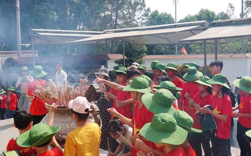 Đoàn học sinh đến tham quan, dâng hương tại Di tích Ngã ba Đồng Lộc. Ảnh: Trần Tuấn.