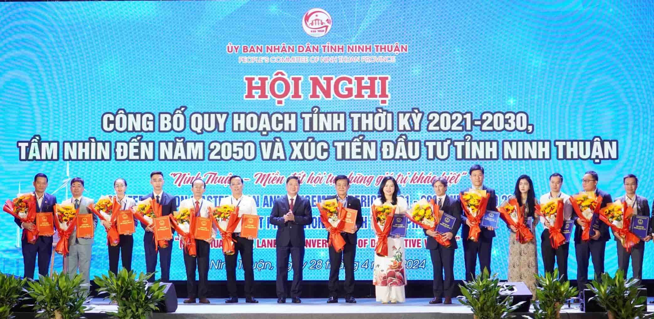 Tỉnh Ninh Thuận đã trao bản ghi nhớ, chứng nhận cho các nhà đầu tư, doanh nghiệp triển khai 15 dự án. Ảnh: Hữu Long