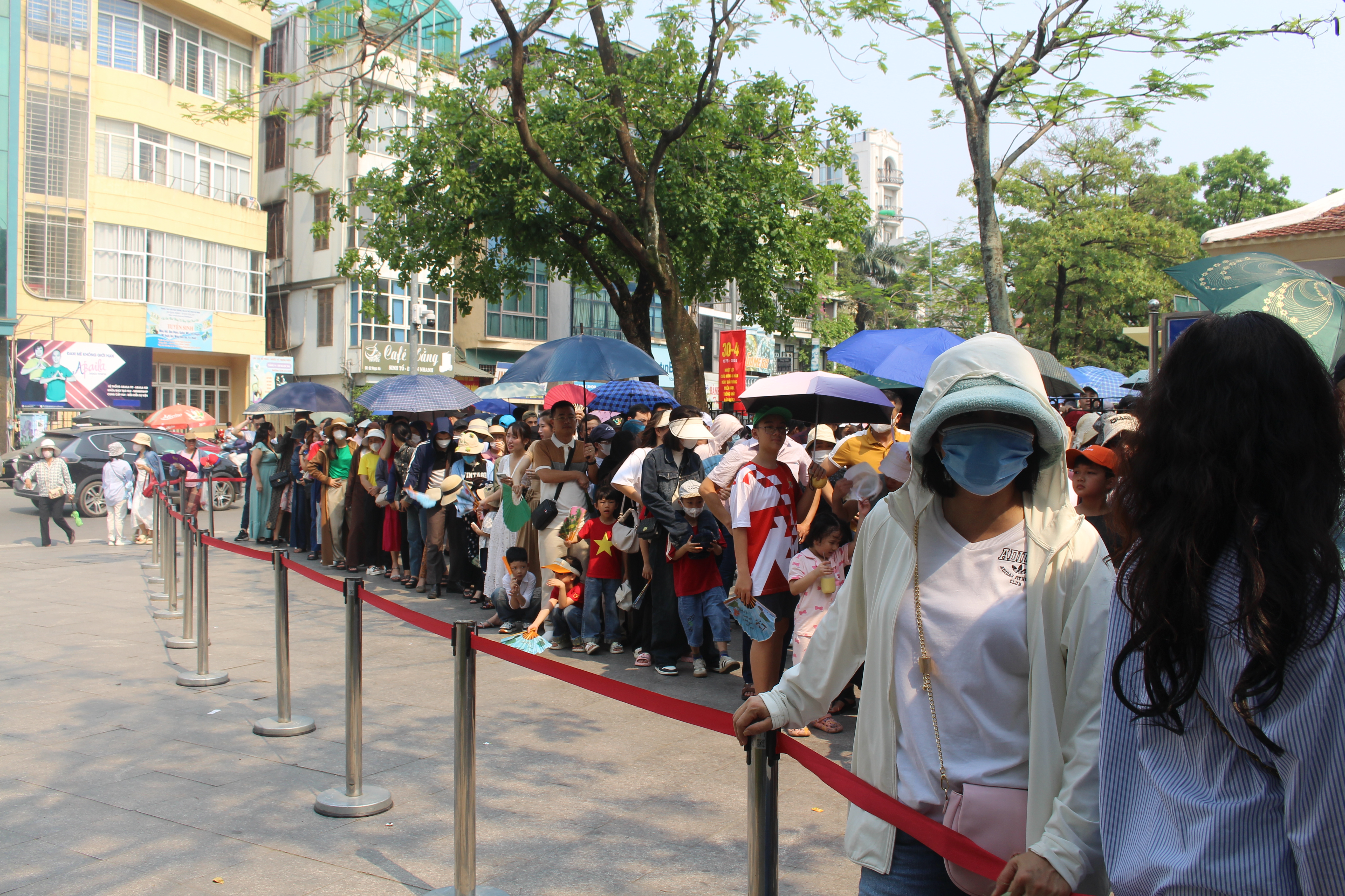 Ảnh 1: Tại cổng Bảo tàng Hồ Chí Minh (Hà Nội), những đoàn dài du khách xếp hàng chờ vào Lăng Bác. Trong số này có nhiều khách từ các tỉnh, thành đi du lịch thủ đô nhân dịp nghỉ lễ 30.4 và 1.5.  