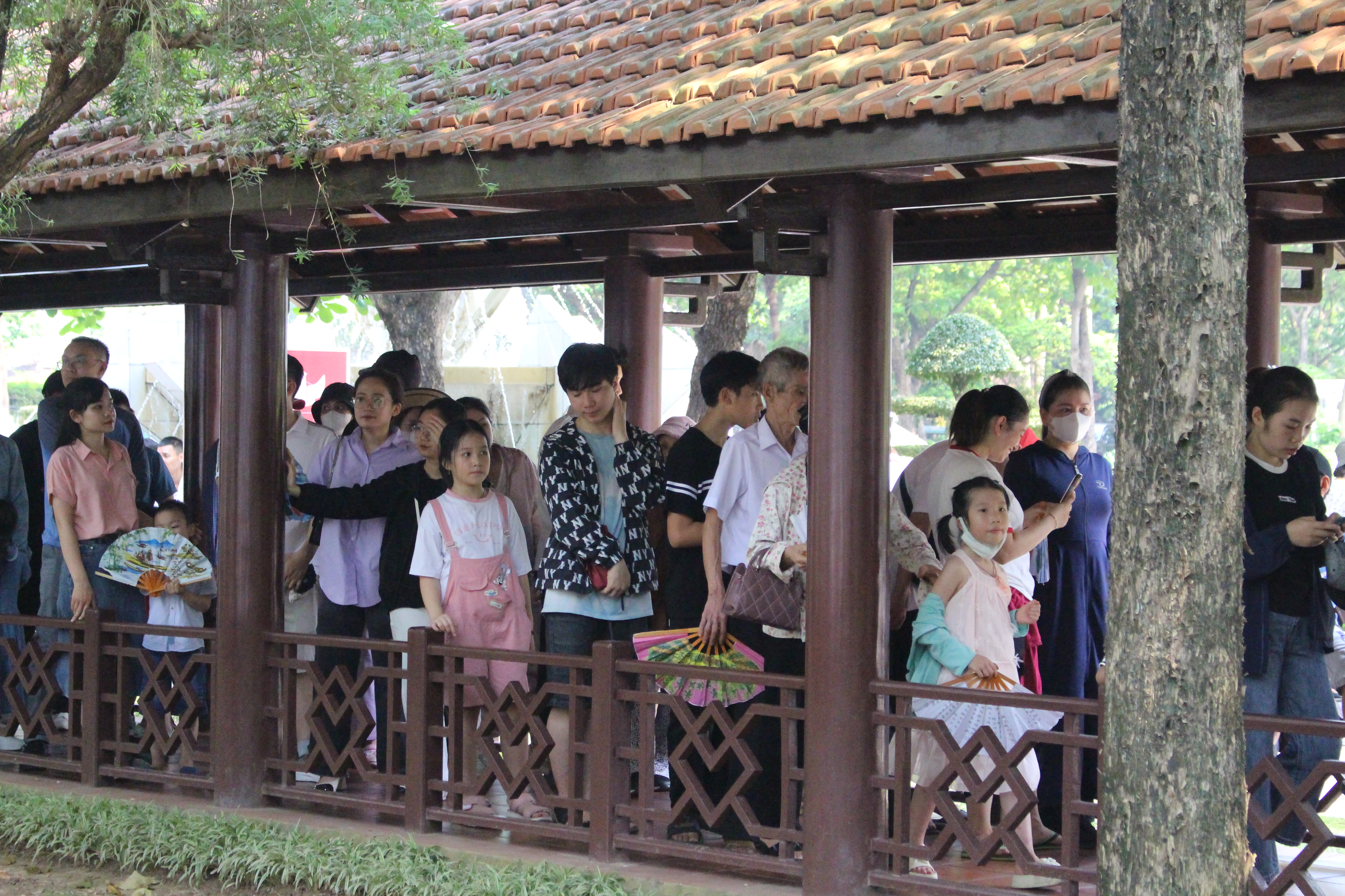 Dù thời tiết vào hè khá oi, nóng nhưng người dân vẫn tuân thủ xếp hàng rất văn minh theo quy định của Ban Quản lý Lăng Chủ tịch Hồ Chí Minh. 