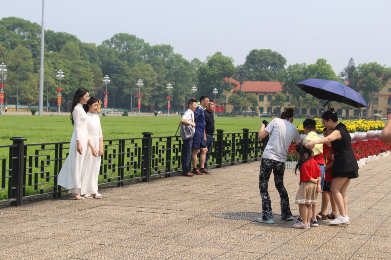 Sau khi kết thúc chuyến viếng thăm, nhiều gia đình và du khách tranh thủ chụp ảnh trước Quảng trường Ba Đình để có những bức ảnh đẹp với Lăng Chủ tịch Hồ Chí Minh.