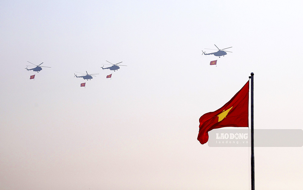 Khi diễn ra Lễ chào cờ tại sân vận động tỉnh Điện Biên - nơi sẽ diễn ra Lễ kỷ niệm 70 năm Chiến thắng Điện Biên Phủ - đội hình trực thăng của lực lượng không quân đã bay qua lễ đài mang theo những lá cờ Tổ quốc và cờ Đảng.