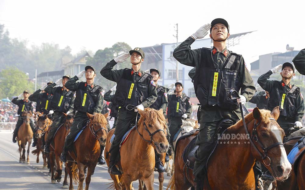Những chú ngựa được huấn luyện thuần thục như những người lính với các động tác chuẩn chỉ và đẹp mắt.