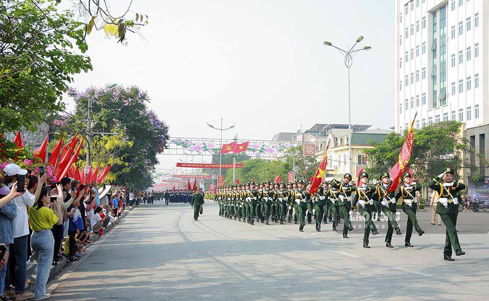Sau phẫn diễu binh, diễu hành tại sân vận động tỉnh Điện Biên, một số đội hình của các lực lượng tiếp tục diễu binh, diễu hành trên những con phố tiến ra đại lộ Võ Nguyên Giáp.