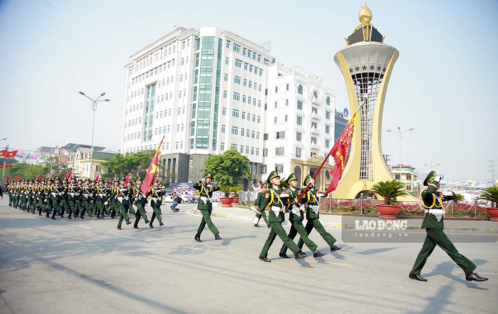 Lực lượng diễu binh, diễu hành qua trung tâm TP Điện Biên Phủ.